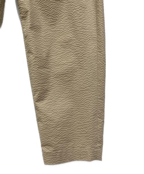 WHITE MOUNTAINEERING（ホワイトマウンテ二アニング）WHITE MOUNTAINEERING (ホワイトマウンテ二アニング) SEERSUCKER WIDE TAPERED PANTS ベージュの古着・服飾アイテム