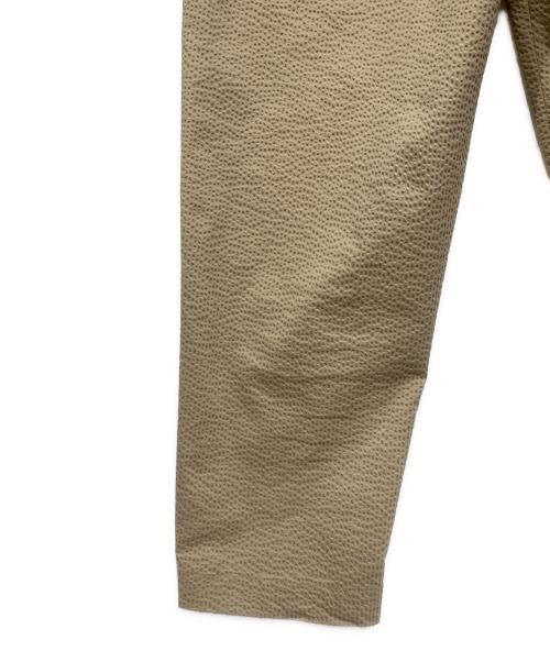 WHITE MOUNTAINEERING（ホワイトマウンテ二アニング）WHITE MOUNTAINEERING (ホワイトマウンテ二アニング) SEERSUCKER WIDE TAPERED PANTS ベージュの古着・服飾アイテム
