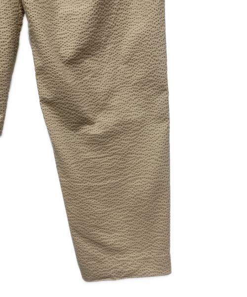 WHITE MOUNTAINEERING（ホワイトマウンテ二アニング）WHITE MOUNTAINEERING (ホワイトマウンテ二アニング) SEERSUCKER WIDE TAPERED PANTS ベージュの古着・服飾アイテム
