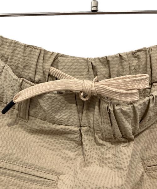WHITE MOUNTAINEERING（ホワイトマウンテ二アニング）WHITE MOUNTAINEERING (ホワイトマウンテ二アニング) SEERSUCKER WIDE TAPERED PANTS ベージュの古着・服飾アイテム