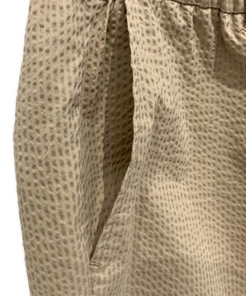 WHITE MOUNTAINEERING（ホワイトマウンテ二アニング）WHITE MOUNTAINEERING (ホワイトマウンテ二アニング) SEERSUCKER WIDE TAPERED PANTS ベージュの古着・服飾アイテム