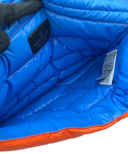 MONCLER（モンクレール）MONCLER (モンクレール) ダウンクラッチバッグ オレンジ×ブルーの古着・服飾アイテム