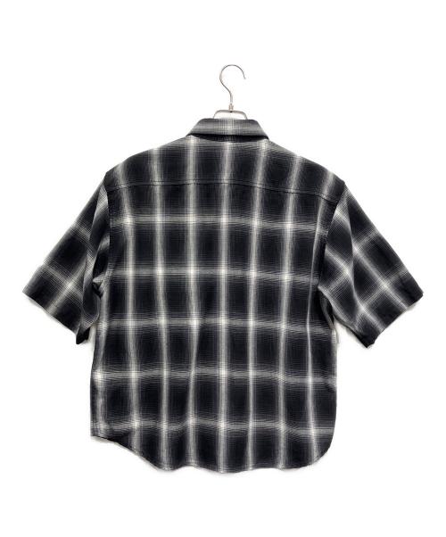 X-LARGE（エクストララージ）X-LARGE (エクストララージ) 半袖シャツ ブラック×ホワイト サイズ:Mの古着・服飾アイテム