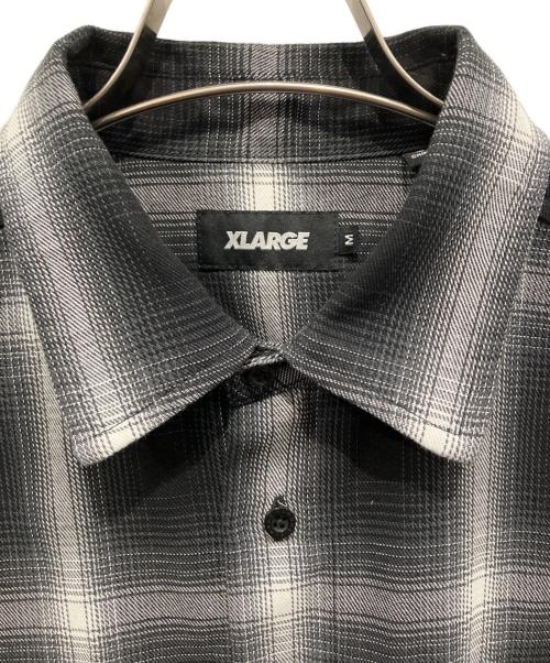 X-LARGE（エクストララージ）X-LARGE (エクストララージ) 半袖シャツ ブラック×ホワイト サイズ:Mの古着・服飾アイテム