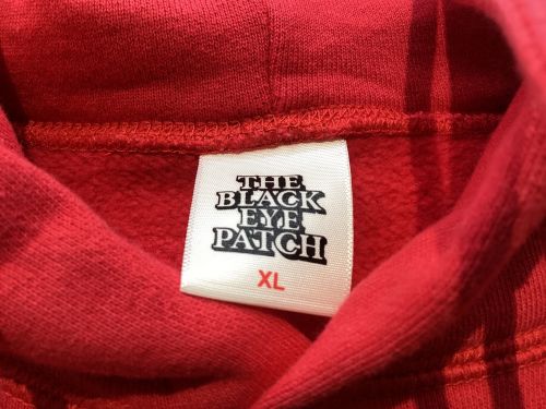 THE BLACK EYE PATCH（ブラックアイパッチ）THE BLACK EYE PATCH (ブラックアイパッチ) プルオーバーパーカー レッド×ブラック サイズ:XLの古着・服飾アイテム