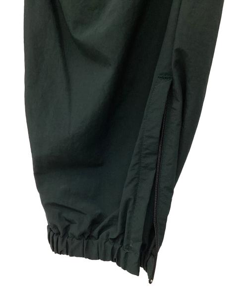 UNIVERSAL PRODUCTS.（ユニバーサルプロダクツ）UNIVERSAL PRODUCTS. (ユニバーサルプロダクツ) ナイロンシェルトラックパンツ グリーン サイズ:2の古着・服飾アイテム