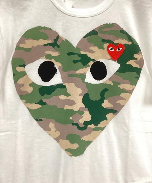 PLAY COMME des GARCONS（プレイコムデギャルソン）PLAY COMME des GARCONS (プレイコムデギャルソン) CAMO HEART TEE ホワイト×グリーン サイズ:XS 未使用品の古着・服飾アイテム