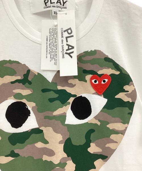 PLAY COMME des GARCONS（プレイコムデギャルソン）PLAY COMME des GARCONS (プレイコムデギャルソン) CAMO HEART TEE ホワイト×グリーン サイズ:XS 未使用品の古着・服飾アイテム