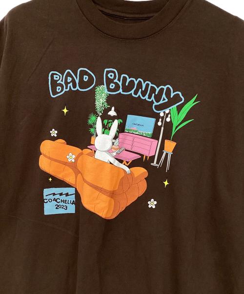 bud banny（バッドバニー）bud banny (バッドバニー) Coachella 半袖カットソー ブラウン サイズ:XLの古着・服飾アイテム