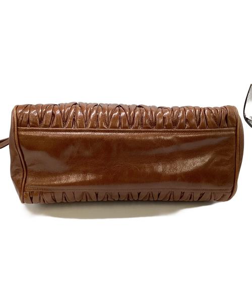 MIU MIU（ミュウミュウ）MIU MIU (ミュウミュウ) ミュウミュウ/マテラッセ/2WAYハンドバッグ ブラウン×ゴールドの古着・服飾アイテム