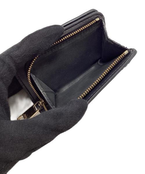 Marc by Marc Jacobs（マークバイマークジェイコブス）Marc by Marc Jacobs (マークバイマークジェイコブス) マークバイマークジェイコブス/S101L01SP21/2つ折り財布 ブラックの古着・服飾アイテム