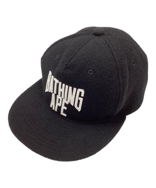 A BATHING APE（アベイシングエイプ）A BATHING APE (アベイシングエイプ) ロゴ柄キャップ ブラック×ホワイト サイズ:FREEの古着・服飾アイテム