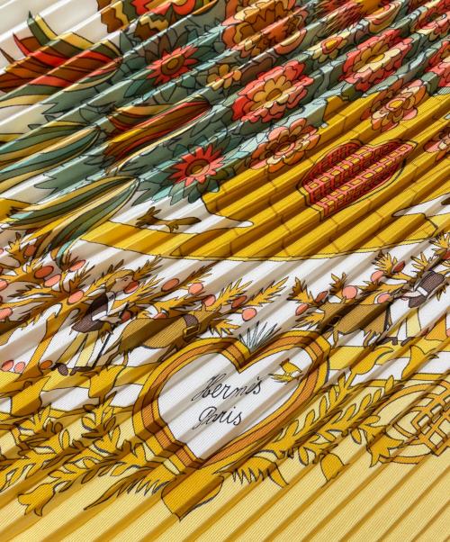 HERMES（エルメス）HERMES (エルメス) プリーツスカーフ オレンジ×ホワイトの古着・服飾アイテム