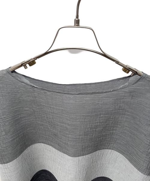 me ISSEY MIYAKE（ミーイッセイ ミヤケ）me ISSEY MIYAKE (ミーイッセイ ミヤケ) ノースリーブカットソー グレー サイズ:FREEの古着・服飾アイテム