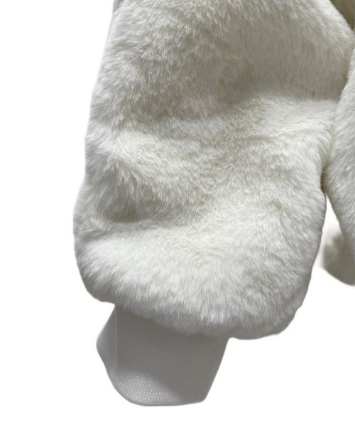 1piu1uguale3（ウノピュウノウグァーレトレ）1piu1uguale3 (ウノピュウノウグァーレトレ) フェイクファーロゴパーカー ホワイト サイズ:S 未使用品の古着・服飾アイテム