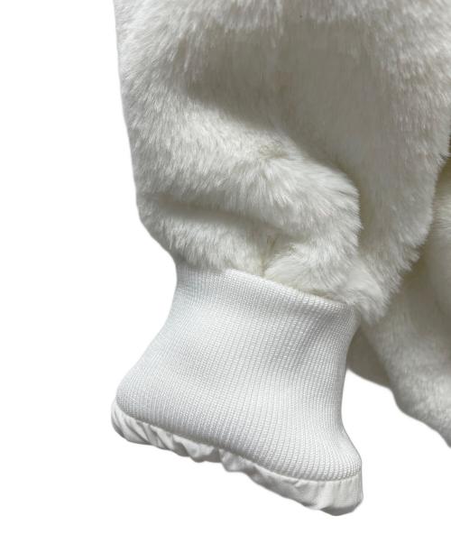 1piu1uguale3（ウノピュウノウグァーレトレ）1piu1uguale3 (ウノピュウノウグァーレトレ) フェイクファーロゴパーカー ホワイト サイズ:S 未使用品の古着・服飾アイテム