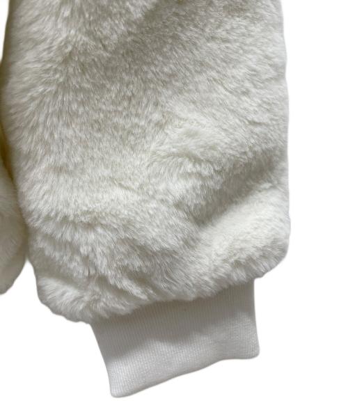 1piu1uguale3（ウノピュウノウグァーレトレ）1piu1uguale3 (ウノピュウノウグァーレトレ) フェイクファーロゴパーカー ホワイト サイズ:S 未使用品の古着・服飾アイテム