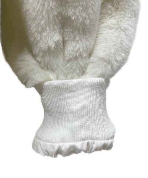 1piu1uguale3（ウノピュウノウグァーレトレ）1piu1uguale3 (ウノピュウノウグァーレトレ) フェイクファーロゴパーカー ホワイト サイズ:S 未使用品の古着・服飾アイテム