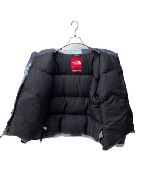 THE NORTH FACE（ザ ノース フェイス）THE NORTH FACE (ザ ノース フェイス) SUPREME (シュプリーム) Bleached Denim Print Nuptse Jacket ブルー×ネイビー サイズ:Lの古着・服飾アイテム
