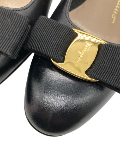 Salvatore Ferragamo（サルヴァトーレ フェラガモ）Salvatore Ferragamo (サルヴァトーレ フェラガモ) ヴァラ リボンパンプス ブラック サイズ:6　1/2の古着・服飾アイテム