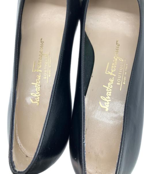 Salvatore Ferragamo（サルヴァトーレ フェラガモ）Salvatore Ferragamo (サルヴァトーレ フェラガモ) ヴァラ リボンパンプス ブラック サイズ:6　1/2の古着・服飾アイテム