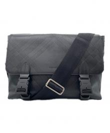 BURBERRY（バーバリー）の古着「エンボスチェック バックル メッセンジャーバッグ」｜ブラック