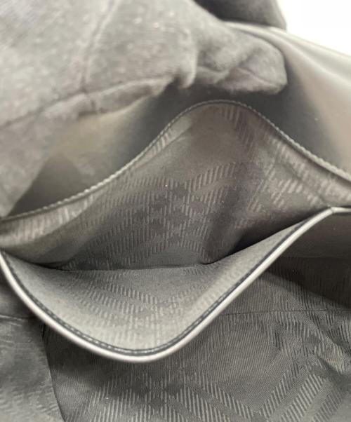 BURBERRY（バーバリー）BURBERRY (バーバリー) エンボスチェック バックル メッセンジャーバッグ ブラックの古着・服飾アイテム