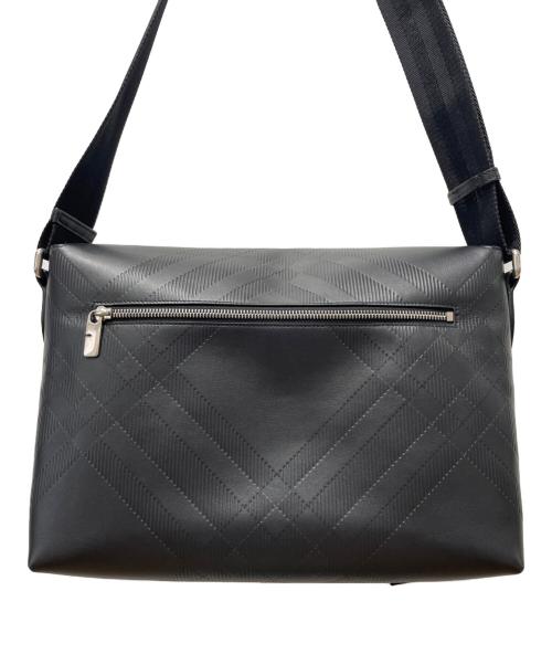 BURBERRY（バーバリー）BURBERRY (バーバリー) エンボスチェック バックル メッセンジャーバッグ ブラックの古着・服飾アイテム