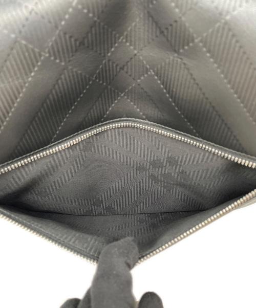 BURBERRY（バーバリー）BURBERRY (バーバリー) エンボスチェック バックル メッセンジャーバッグ ブラックの古着・服飾アイテム
