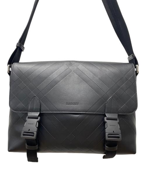 BURBERRY（バーバリー）BURBERRY (バーバリー) エンボスチェック バックル メッセンジャーバッグ ブラックの古着・服飾アイテム