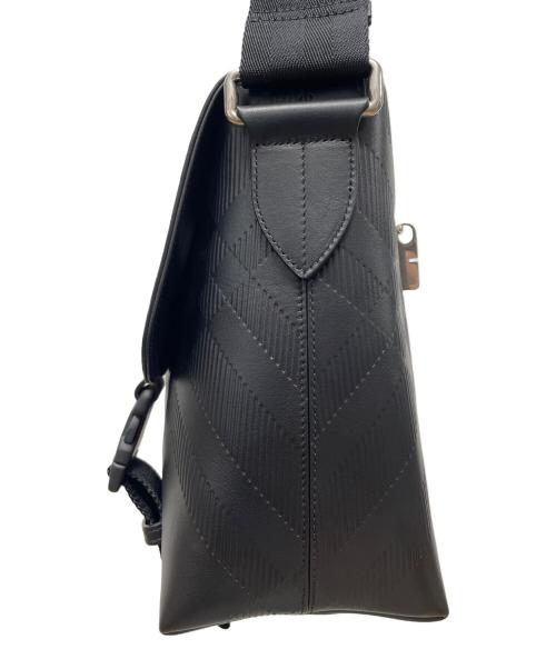 BURBERRY（バーバリー）BURBERRY (バーバリー) エンボスチェック バックル メッセンジャーバッグ ブラックの古着・服飾アイテム