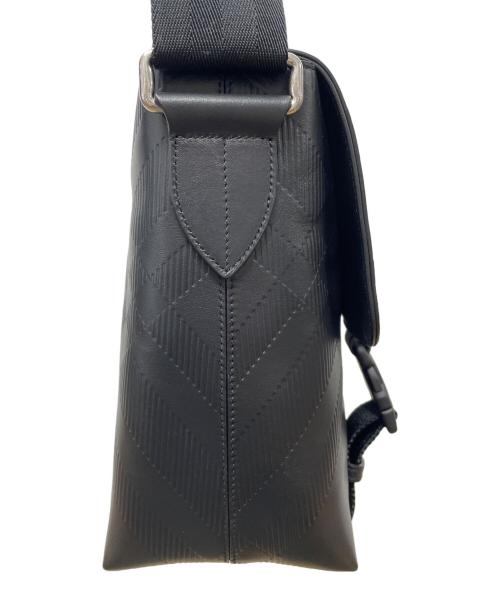 BURBERRY（バーバリー）BURBERRY (バーバリー) エンボスチェック バックル メッセンジャーバッグ ブラックの古着・服飾アイテム