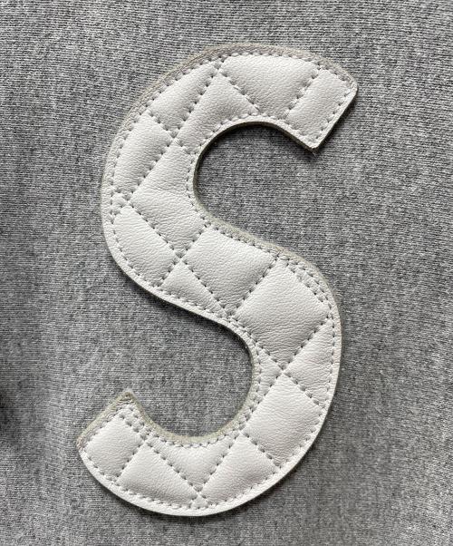 SUPREME（シュプリーム）Supreme (シュプリーム) プルオーバーパーカー グレー サイズ:Mの古着・服飾アイテム