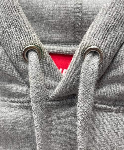 SUPREME（シュプリーム）Supreme (シュプリーム) プルオーバーパーカー グレー サイズ:Mの古着・服飾アイテム