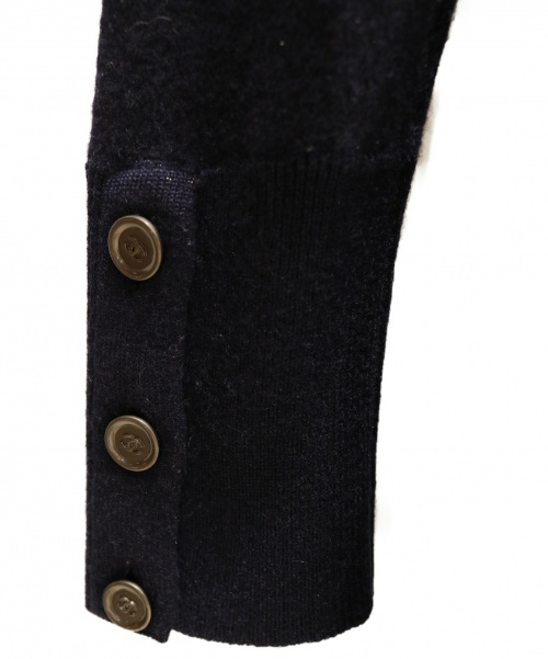 CHANEL（シャネル）CHANEL (シャネル) ココマークボタンニットワンピース ネイビー サイズ:34 カシミヤ混の古着・服飾アイテム
