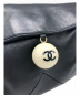 中古・古着 CHANEL (シャネル) ココマークボール付きトートバッグ ブラック カーフ 8896815：89800円