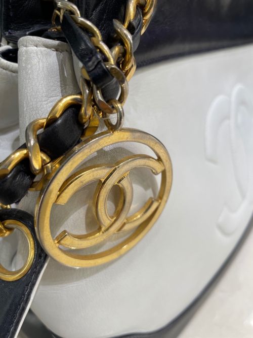 CHANEL（シャネル）CHANEL (シャネル) ココマークチェーントートバッグ ホワイト×ネイビー サイズ:-の古着・服飾アイテム