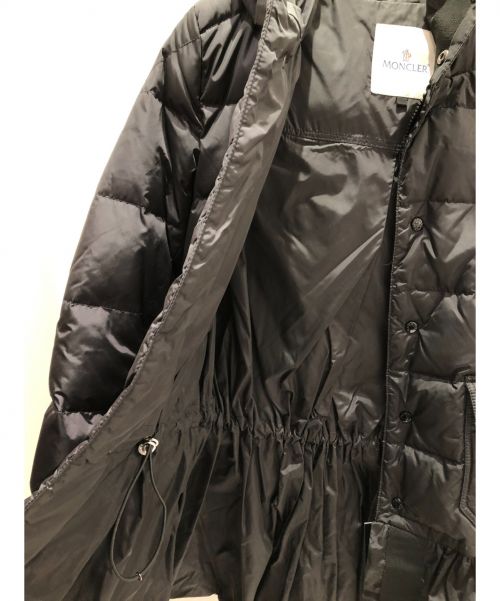 MONCLER（モンクレール）MONCLER (モンクレール) フリルダウンジャケット ブラック SERREの古着・服飾アイテム