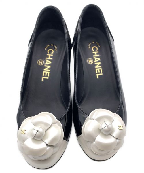 CHANEL（シャネル）CHANEL (シャネル) カメリアパンプス ホワイト×ブラック サイズ:341/2の古着・服飾アイテム