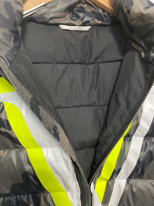 VALENTINO（ヴァレンティノ）VALENTINO (ヴァレンティノ) ダウンジャケット カモフラ サイズ:48の古着・服飾アイテム