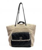 CHANELシャネル）の古着「ボア巾着トートバッグ」｜ホワイト×ブラック