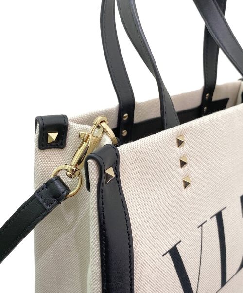 VALENTINO（ヴァレンティノ）VALENTINO (ヴァレンティノ) ガラヴァーニVLTN ロックスタッズ2WAYトートバッグ アイボリー×ブラック サイズ:-の古着・服飾アイテム