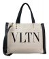 VALENTINO（ヴァレンティノ）の古着「ガラヴァーニVLTN ロックスタッズ2WAYトートバッグ」｜アイボリー×ブラック