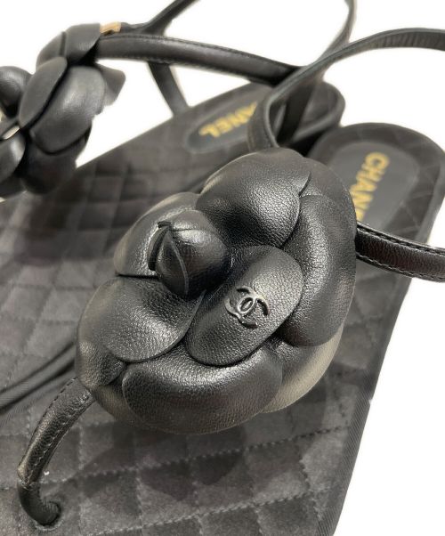 CHANEL（シャネル）CHANEL (シャネル) カメリアトングサンダル ブラック サイズ:38の古着・服飾アイテム