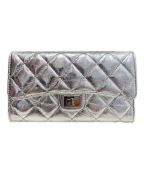CHANELシャネル）の古着「2.55ウォレット」｜シルバー
