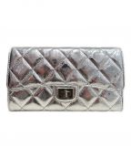 CHANELシャネル）の古着「2.55ロングウォレット」｜シルバー