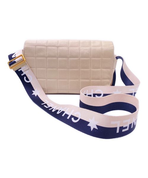 CHANEL（シャネル）CHANEL (シャネル) チョコバー ショルダーバッグ ホワイト サイズ:-の古着・服飾アイテム