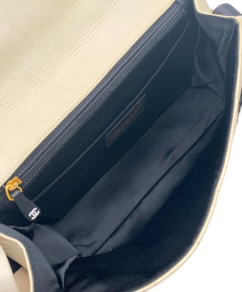 CHANEL（シャネル）CHANEL (シャネル) チョコバー ショルダーバッグ ホワイト サイズ:-の古着・服飾アイテム