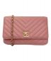 CHANEL（シャネル）の古着「Vステッチチェーンウォレット」｜ピンク