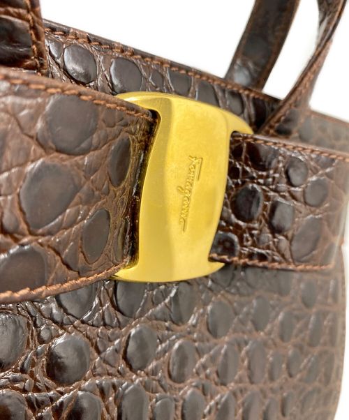Salvatore Ferragamo（サルヴァトーレ フェラガモ）Salvatore Ferragamo (サルヴァトーレ フェラガモ) クロコ型押しハンドバッグ ブラウン サイズ:-の古着・服飾アイテム
